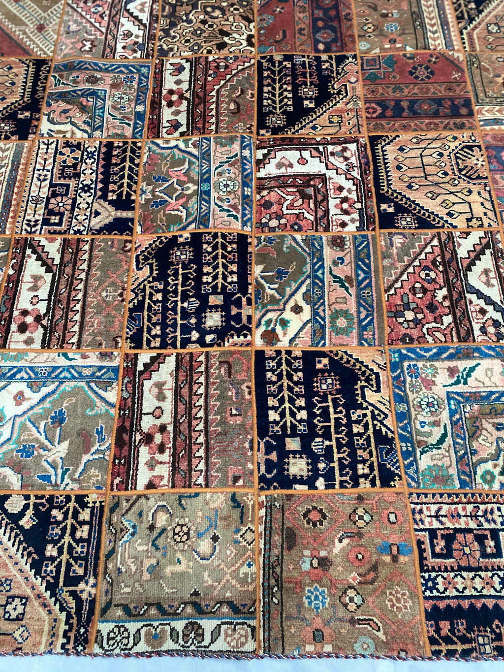 Großer Patchwork Teppich, handgeknüpftes Unikat – Ansicht 12