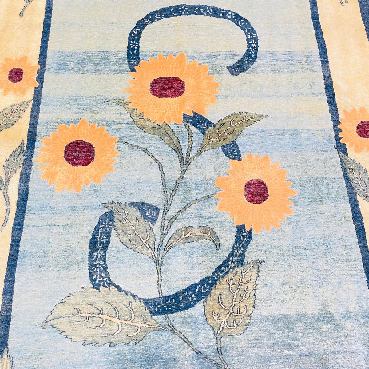 Designer Teppich Sonnenblumen Hellblau, handgeknüpftes Unikat – Ansicht 6