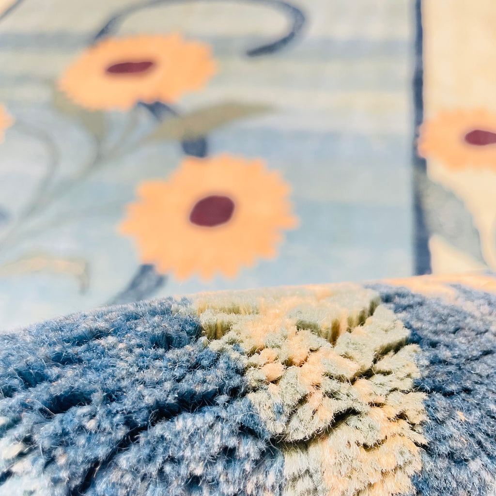 Designer Teppich Sonnenblumen Hellblau, handgeknüpftes Unikat – Ansicht 7