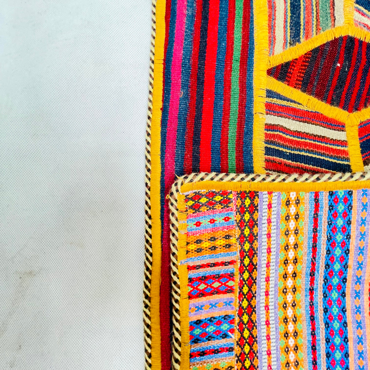 Handgeknüpfter Patchwork Teppich 3D Würfelmuster, Unikat – Ansicht 9