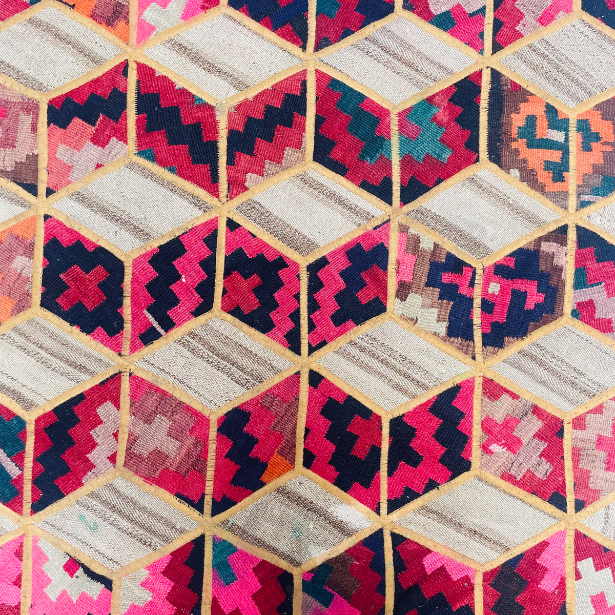 Patchwork Teppich 3D-Würfelmuster, handgefertigtes Unikat – Ansicht 6